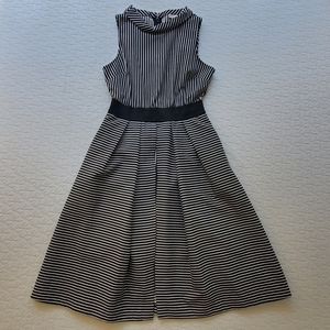 Black/white fit & flare, sleeveless midi dress